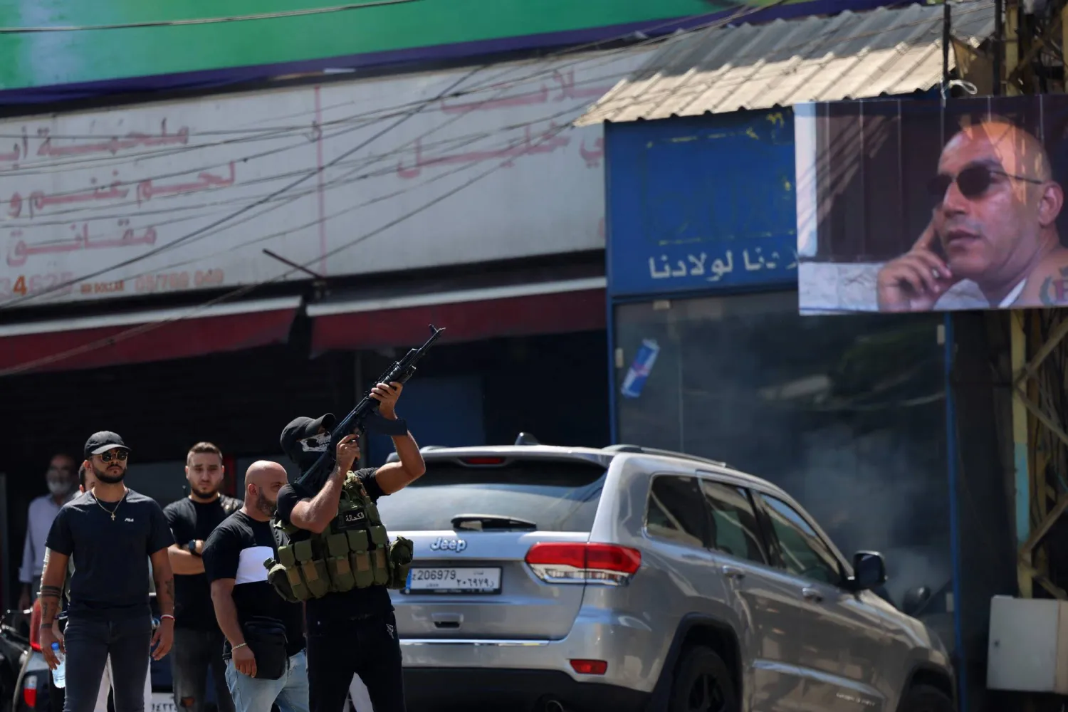 مسلح في منطقة الكحالة يطلق النار خلال تشييع فادي بجاني الذي قتل خلال الاشتباك بين أبناء المنطقة وعناصر من «حزب الله» (أ.ف.ب)