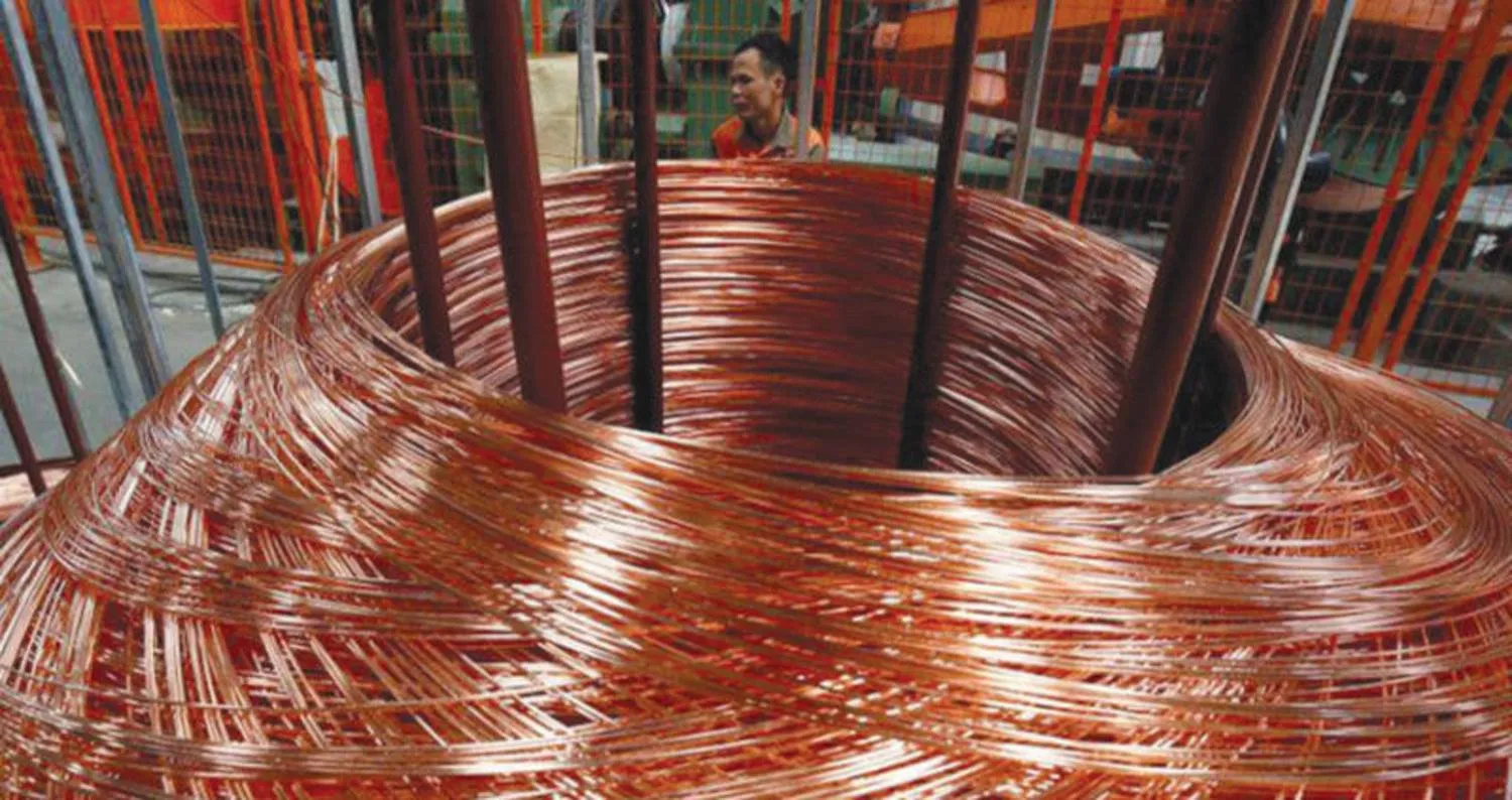 ماكينة تقوم بلف أمتار من النحاس في أحد المصانع الصينية (رويترز)