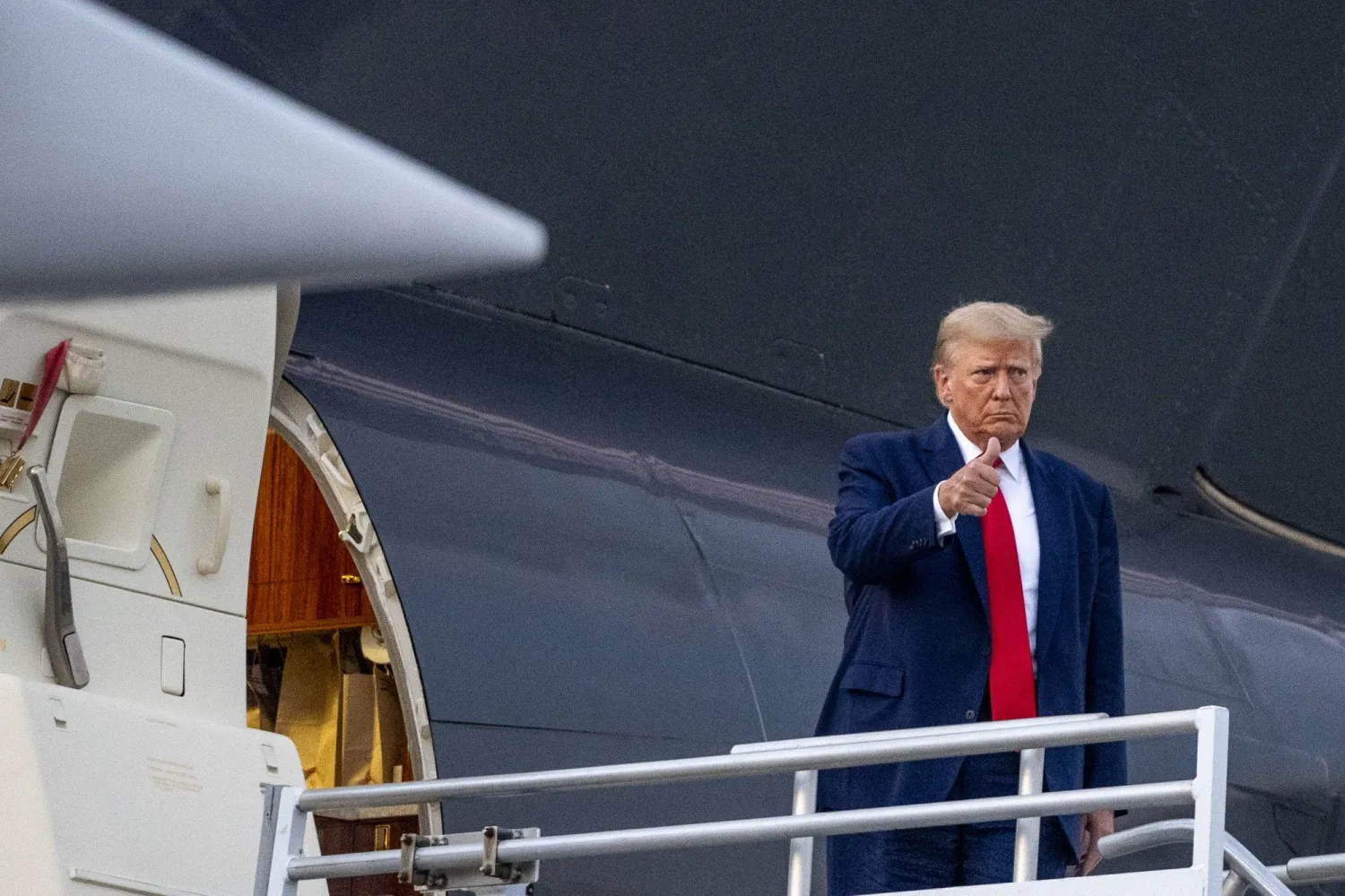 ترمب يحيي أنصاره لدى مغادرته جورجيا (أ.ب)