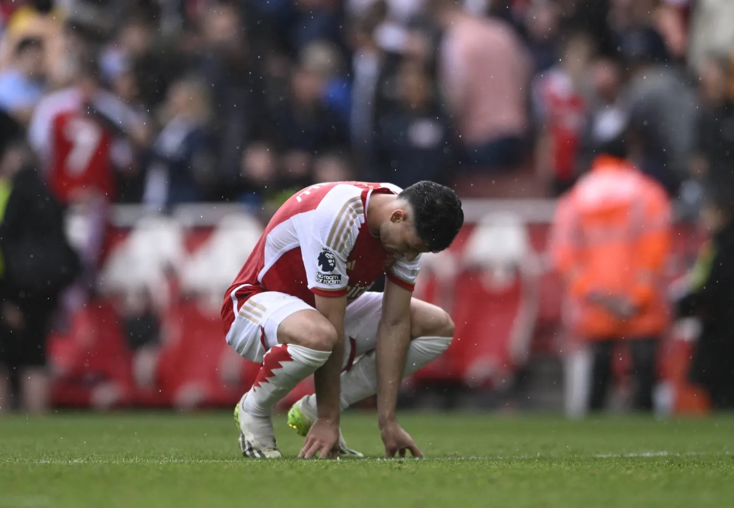 مارتينيلي لاعب أرسنال يتحسر بعد فشلهم في تجاوز فولهام (رويترز)