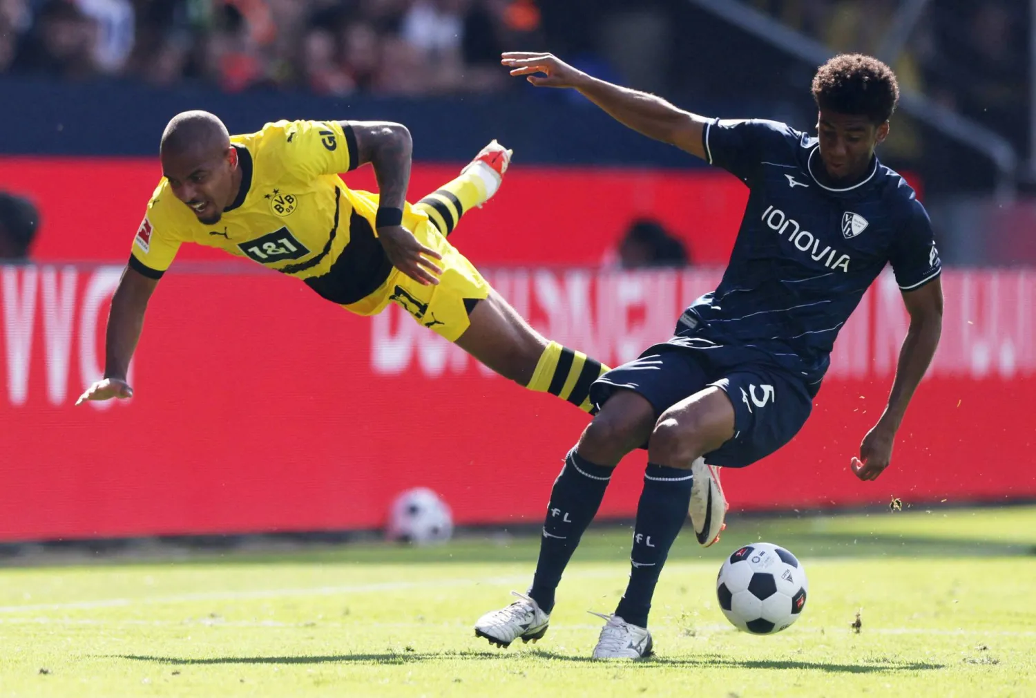 مهاجم دورتموند مالين يصطدم بمدافع بوخوم برناردو خلال مواجهة الفريقين (أ.ف.ب)