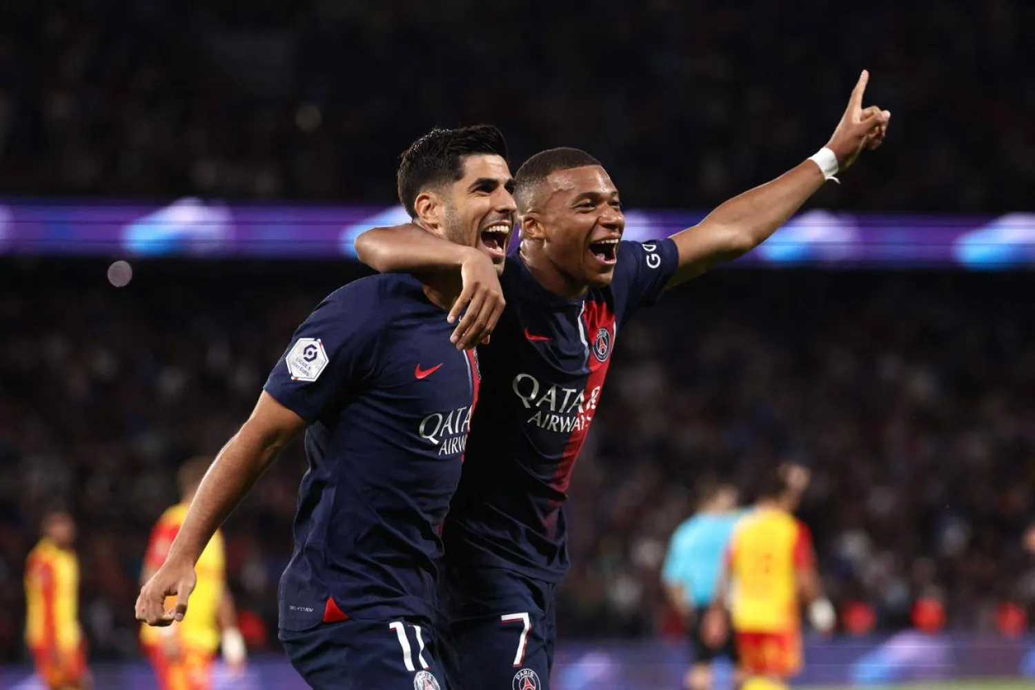 مبابي يحتفل مع أسينسيو عقب تسجيل هدفه الأول بقميص سان جرمان (أ.ف.ب)
