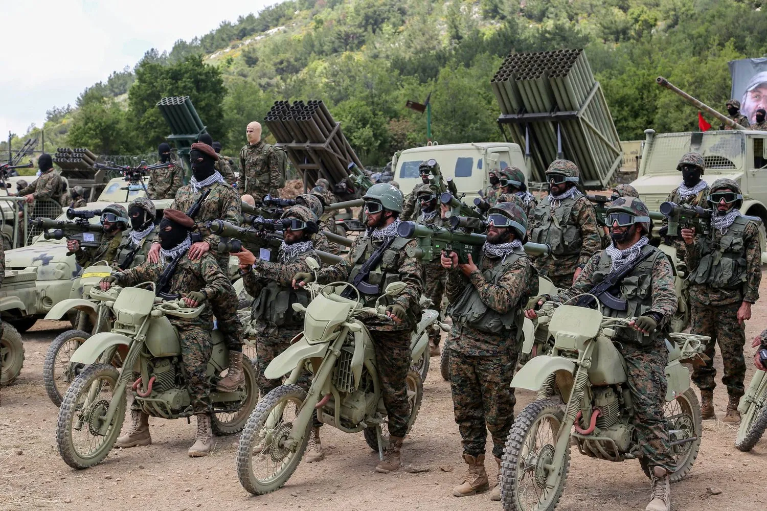 Güney Lübnan’ın Aaramta beldesindeki eğitim kamplarından birinde Hizbullah militanları (DPA)
