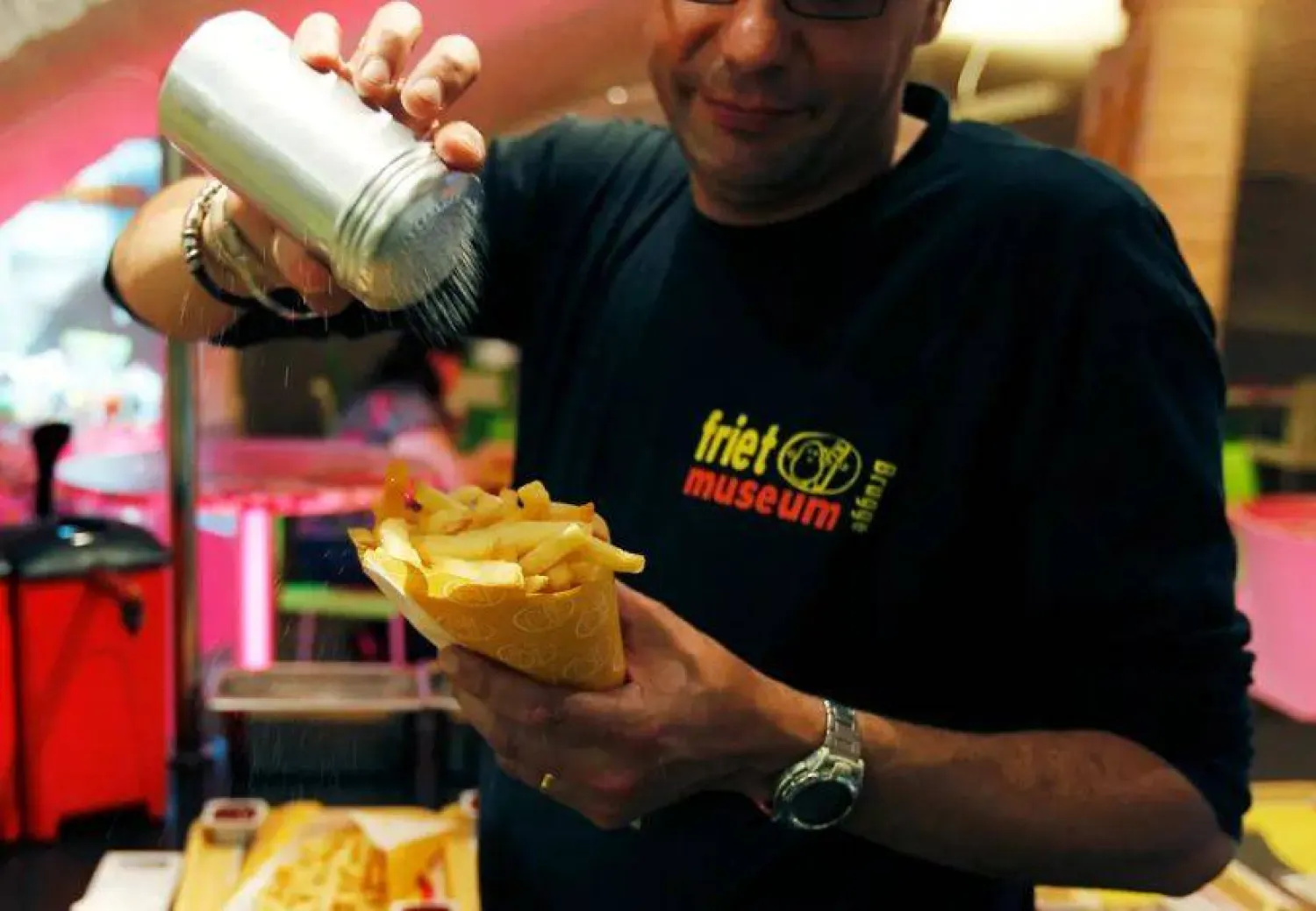 تناول الكثير من الملح يمكن أن يؤدي إلى مشكلات صحية (رويترز)