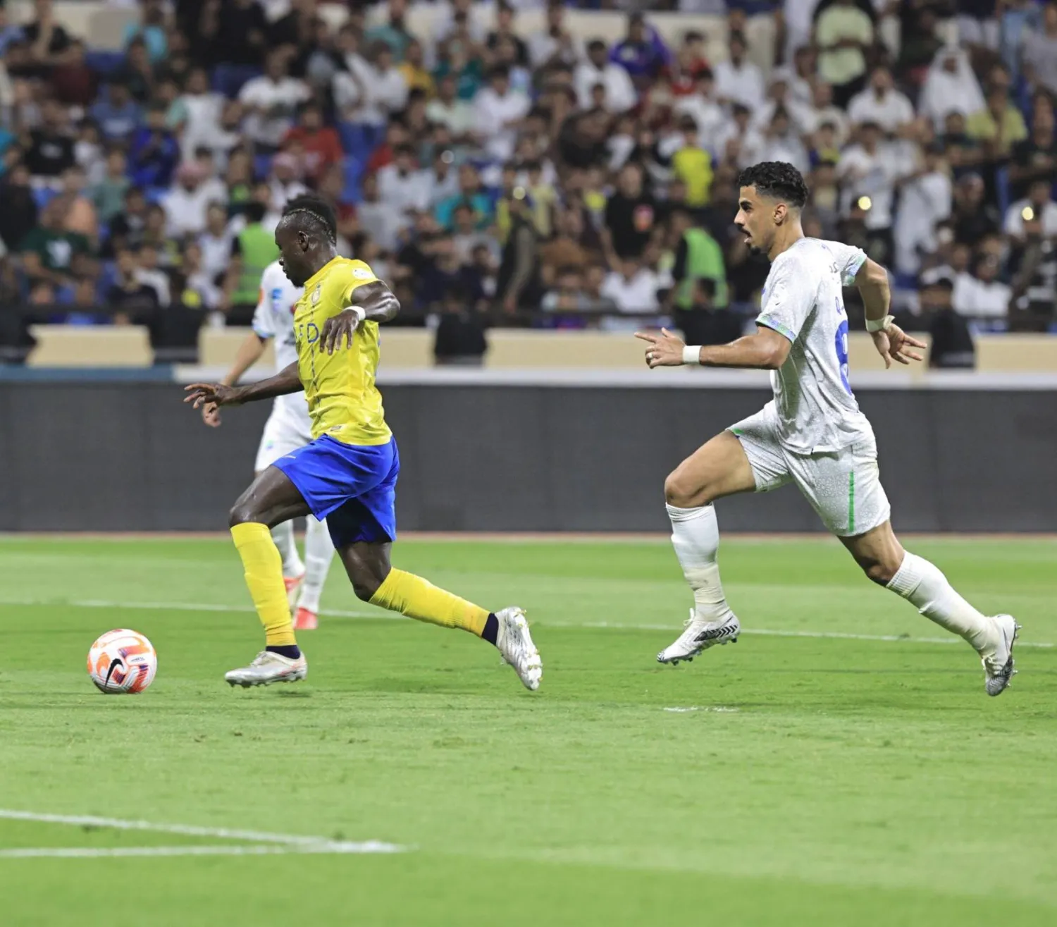 قاسم لاجامي في سباق على الكرة مع ماني النصر ( تصوير عيسى الدبيسي)