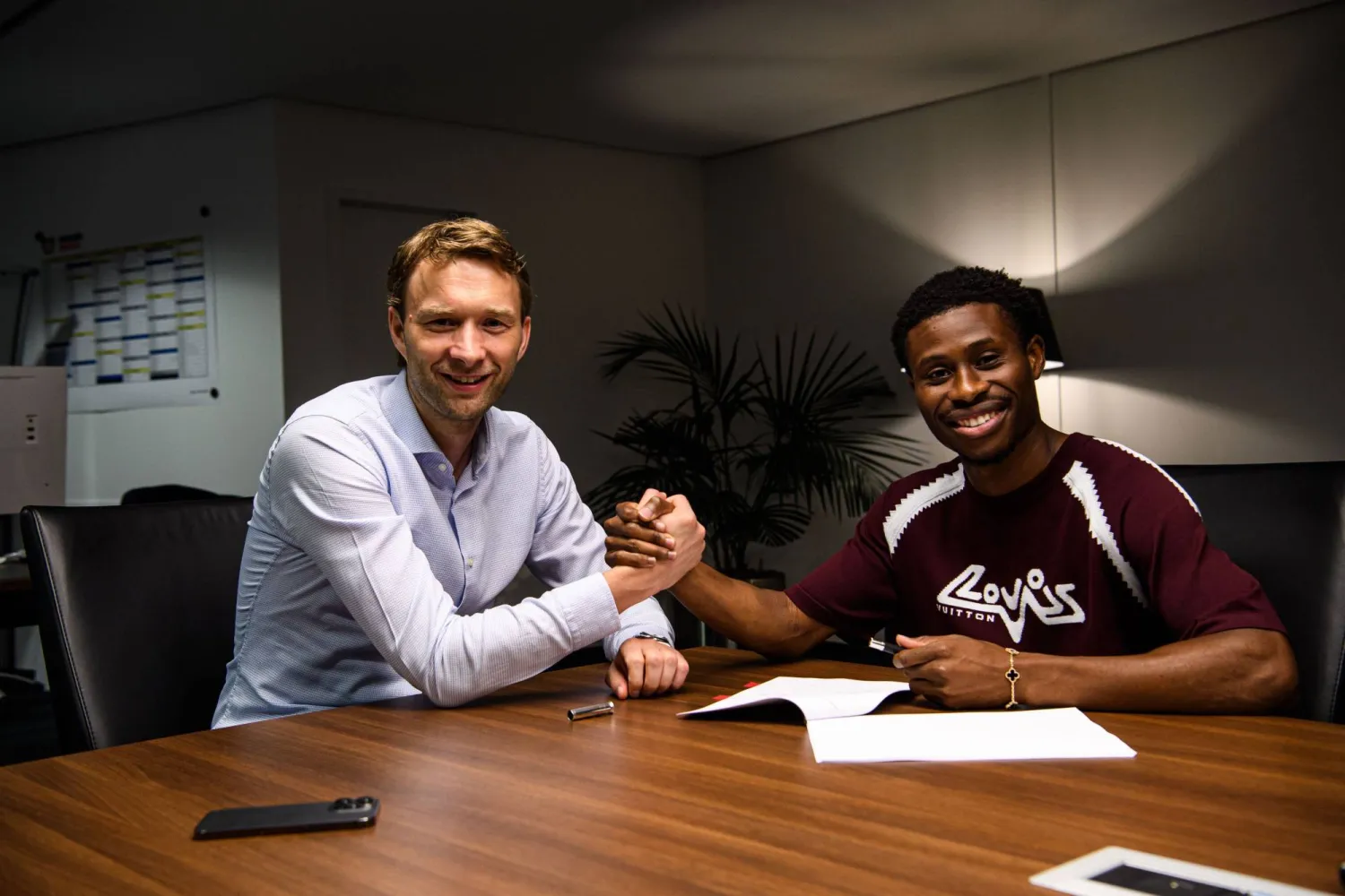 جانب من مراسم توقيع عقد تيلا (باير ليفركوزن)