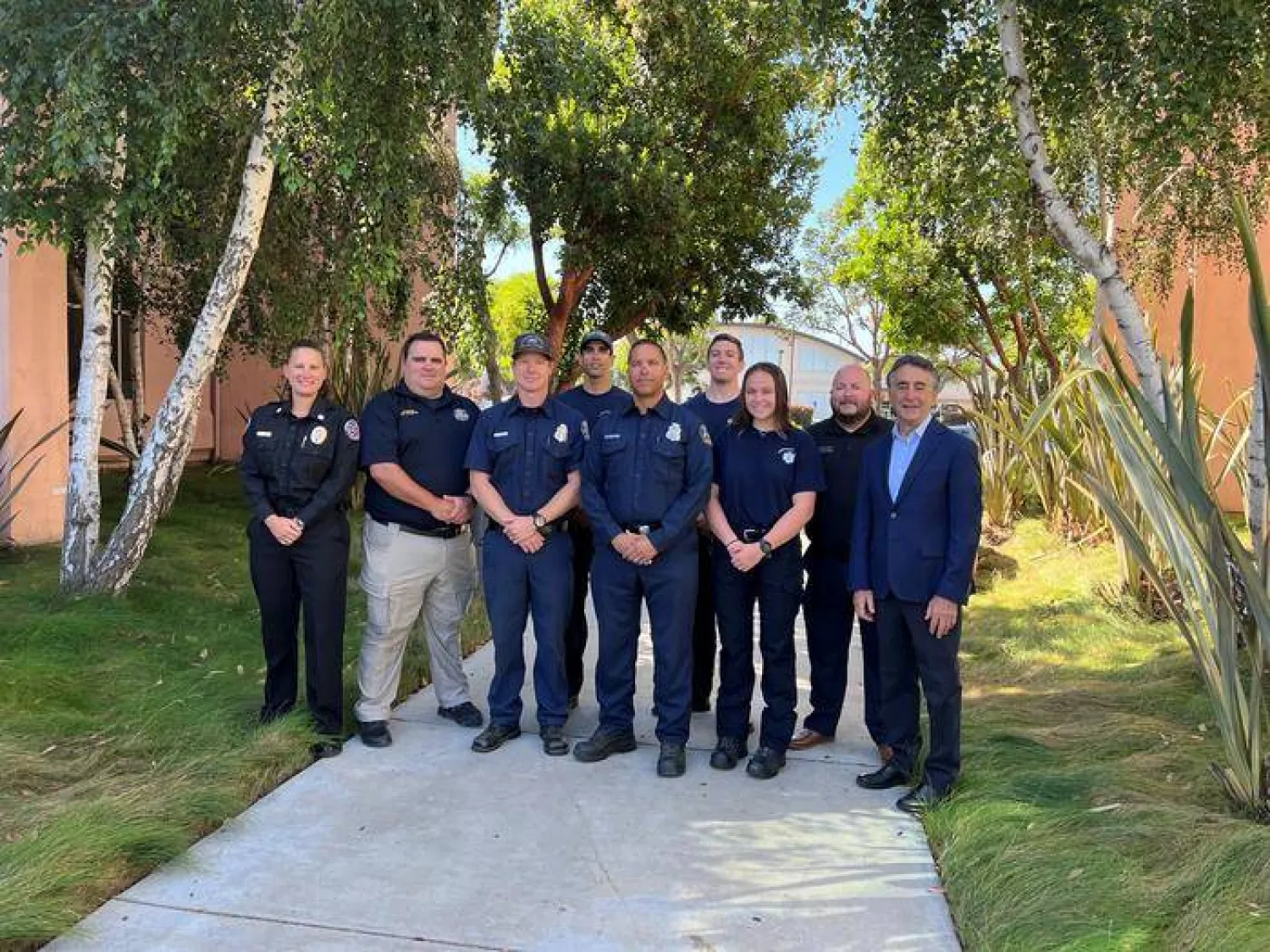 بعض أفراد وكالة خدمات الطوارئ الطبية في مقاطعة فينتورا الأميركية (الوكالة)