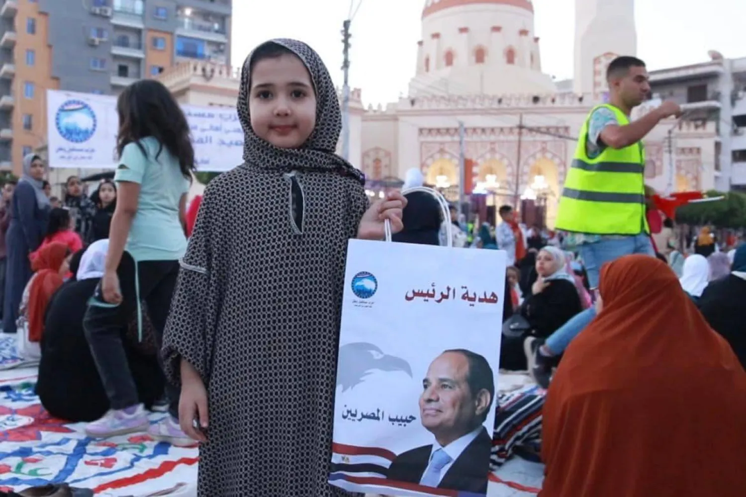 طفلة مصرية تمسك بهدية وزعها حزب «مستقبل وطن»، أحد أكبر الأحزاب الداعمة لترشح السيسي (أرشيفية: الحزب عبر «فيسبوك»).