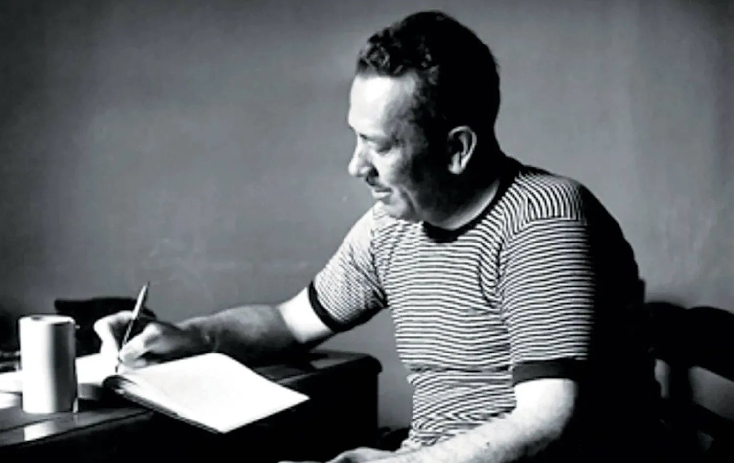 رسائل شتاينبك تكشف انضباطه الشديد في الكتابة وشغفه بـ«أقلام الرصاص»