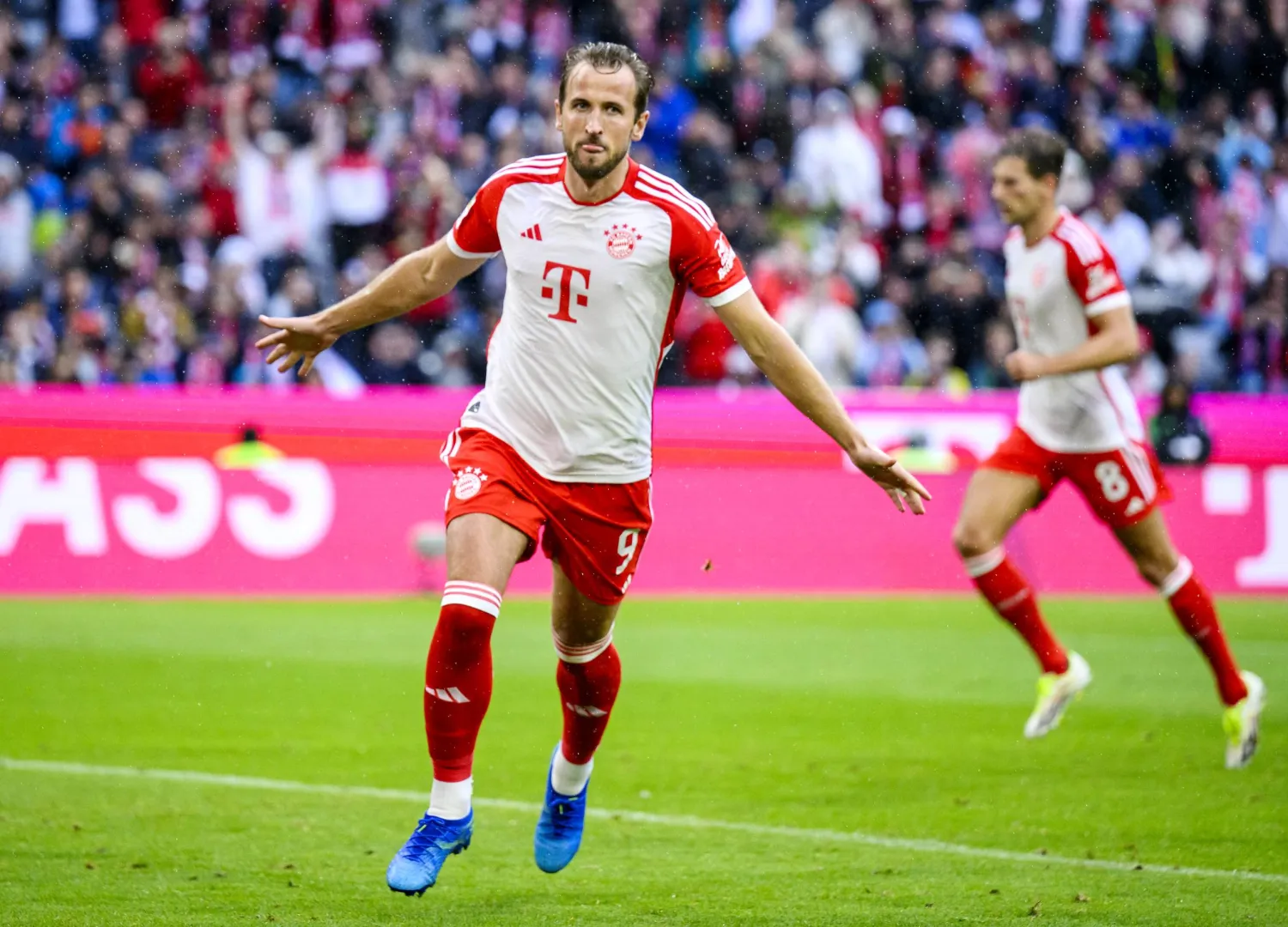 كين محتفلا بهدفه الثاني في المباراة (أ.ب)