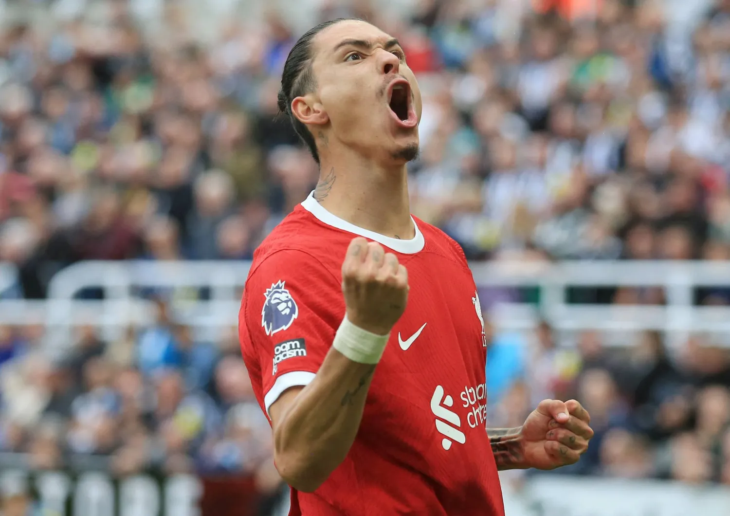 نونيز قاد ليفربول للفوز المثير بتسجيله هدفين في المباراة (أ.ف.ب)