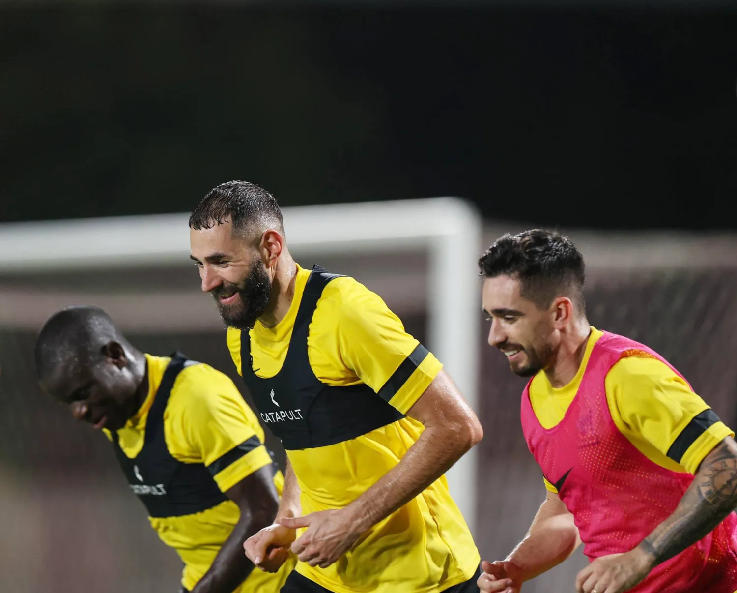 بنزيمة وكانتي وكورنادو أثناء تدريبات الاتحاد الأخيرة (نادي الاتحاد)