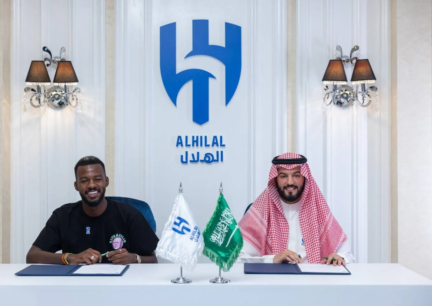 اللاعب حسان تمبكتي لحظة الإعلان عن توقيعه للهلال (نادي الهلال)
