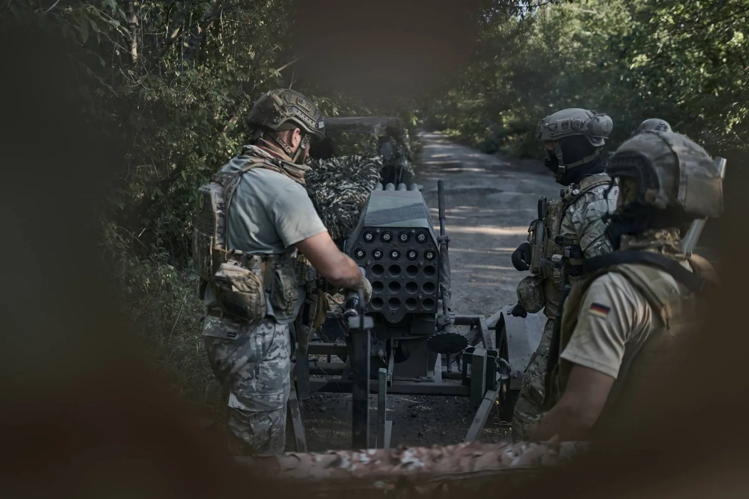 جنود أوكرانيون يحضرون راجمة صواريخ صغيرة قرب باخموت (أ.ب)