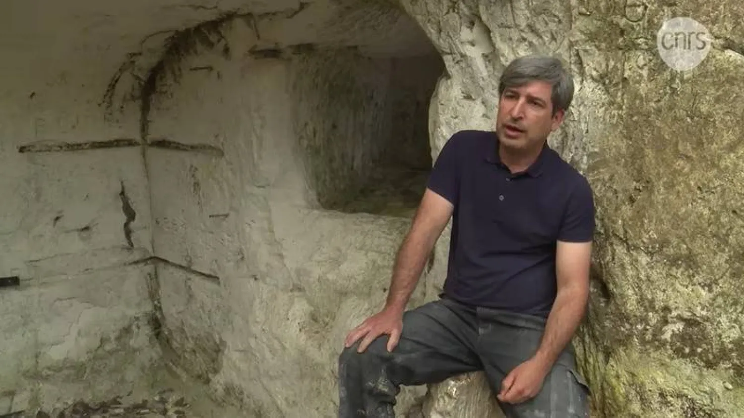 ريمي مارتينو الباحث بـ«المركز الوطني للبحث العلمي (CNRS)» في موقع التنقيب (المركز الوطني للبحث العلمي)