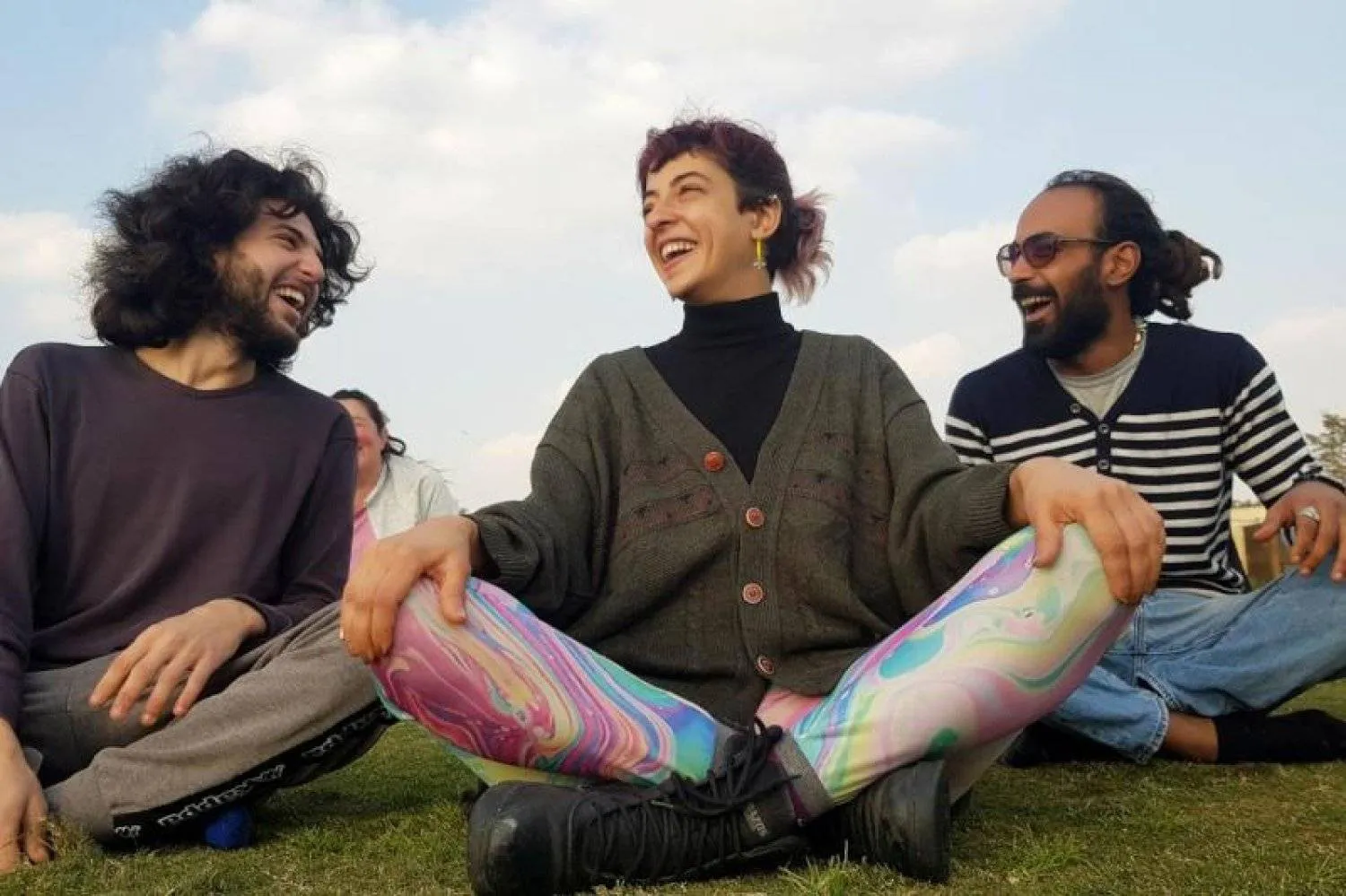 الضحك يساعد في تمدد الأنسجة داخل القلب (رويترز)