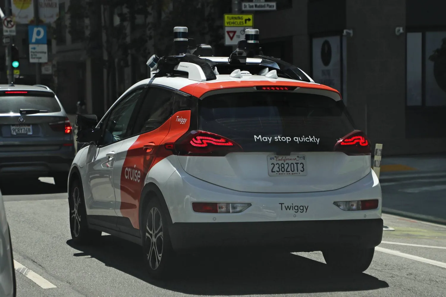 بدأ سكان سان فرنسيسكو في استخدام المركبات التجارية من دون سائق للتنقل (أ.ف.ب)