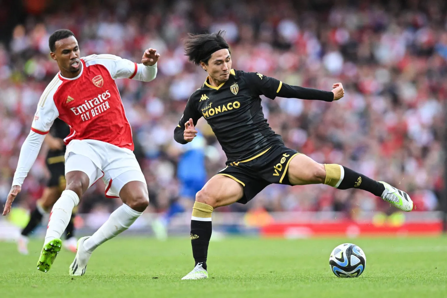 ماغالهايس نجم آرسنال خلال مباراة مع موناكو قبل بدء الموسم (أ.ف.ب)