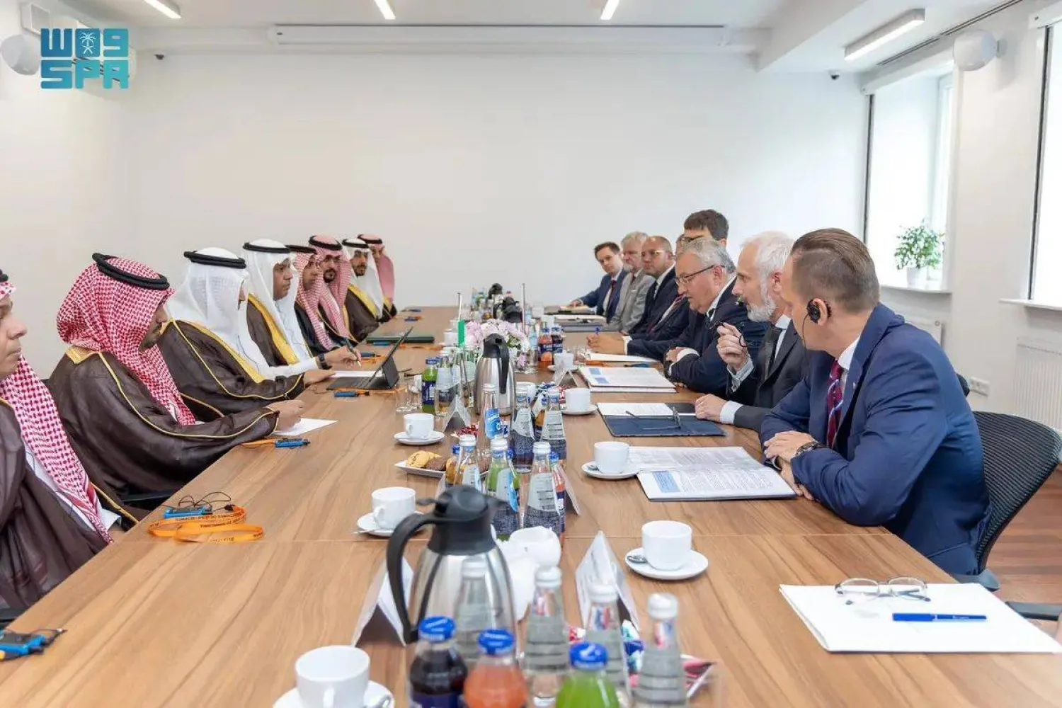 جانب من لقاء المهندس صالح الجاسر وأندجي أدامتشيك (الشرق الأوسط)