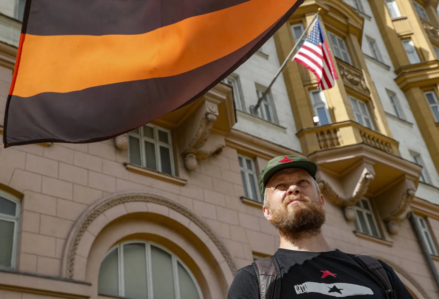 رجل يقف أمام السفارة الأميركية في موسكو الاثنين (إ.ب.أ)