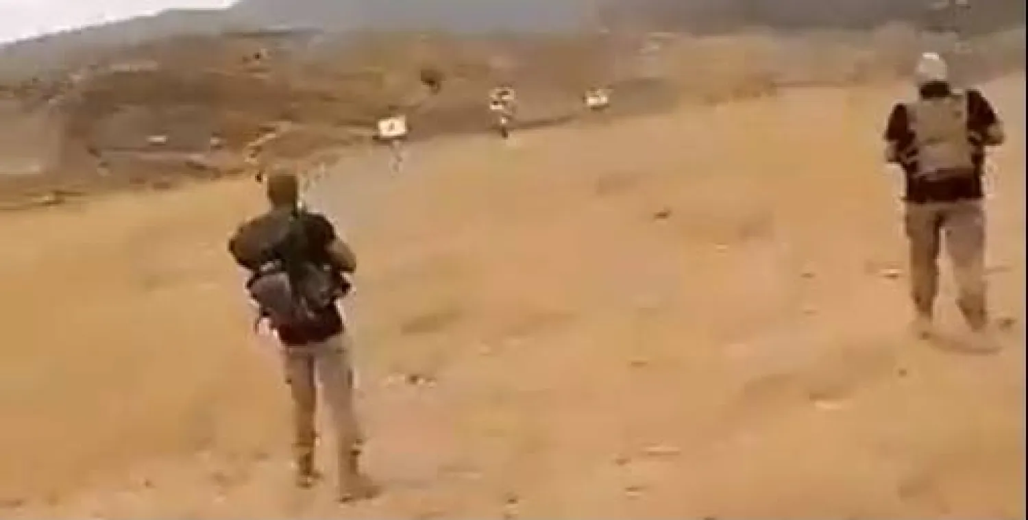 لقطة من الفيديو لمسلحين يطلقان النار على الصور