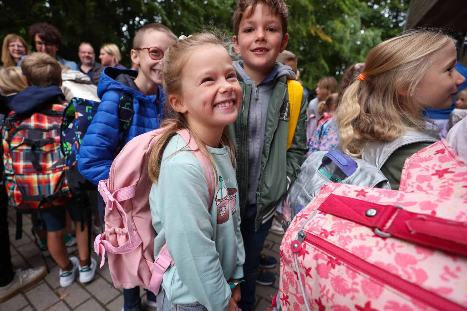 أطفال عند وصولهم لحضور اليوم الأول من المدرسة الابتدائية في تمبلوكس ببلجيكا في 28 أغسطس 2023 (إ.ب.أ)