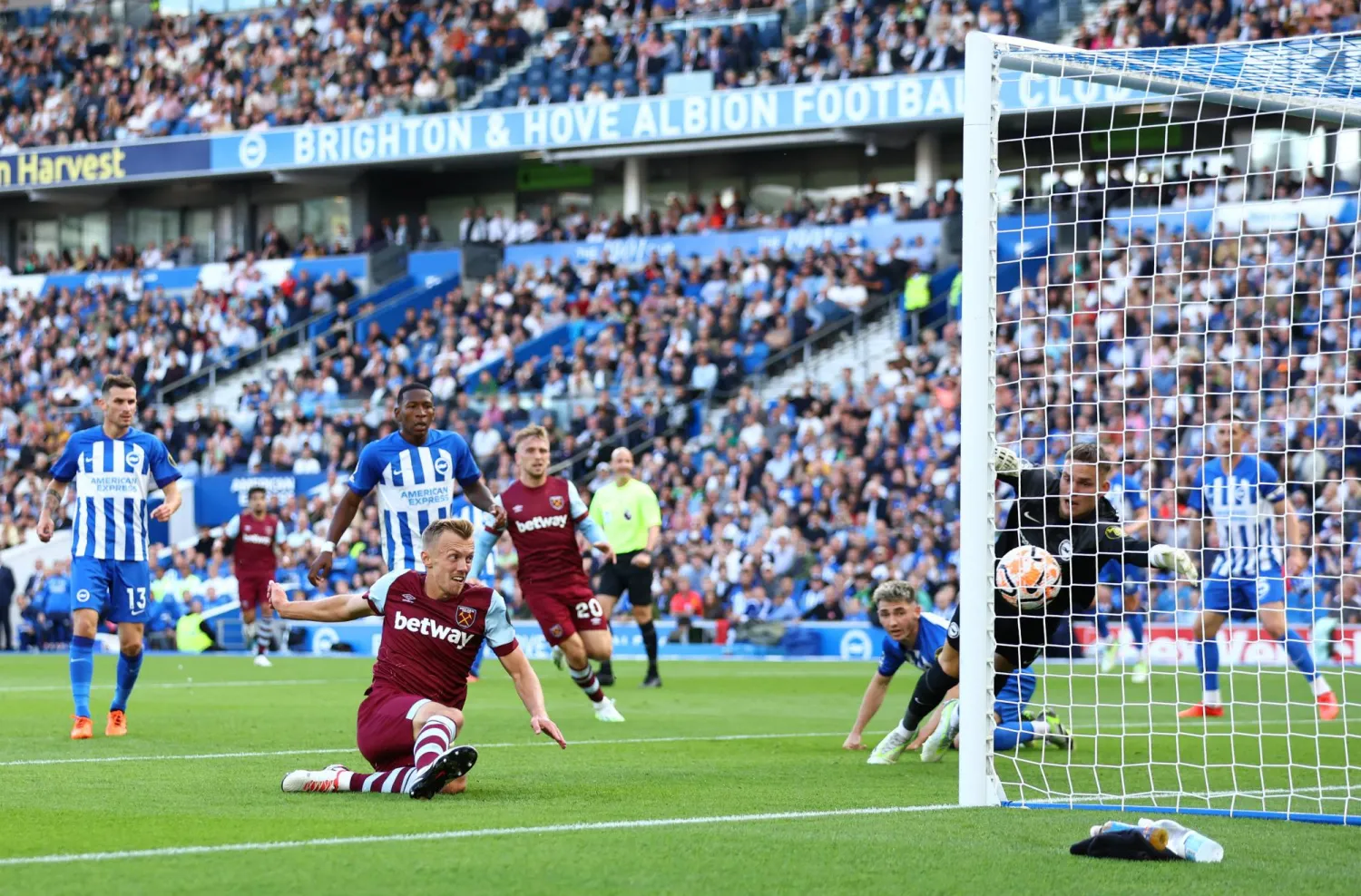 لاعب وستهام جيمس وورد براوس يفتتح ثلاثية فريقه في شباك برايتون (رويترز)