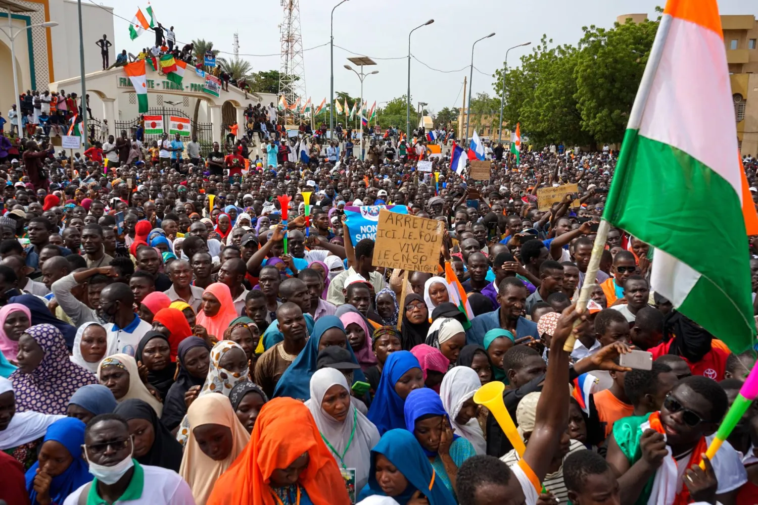 أنصار «المجلس العسكري» يحتجون في نيامي عاصمة النيجر على التدخل العسكري المحتمل في بلدهم يوم 20 أغسطس 2023 (إ.ب.أ)