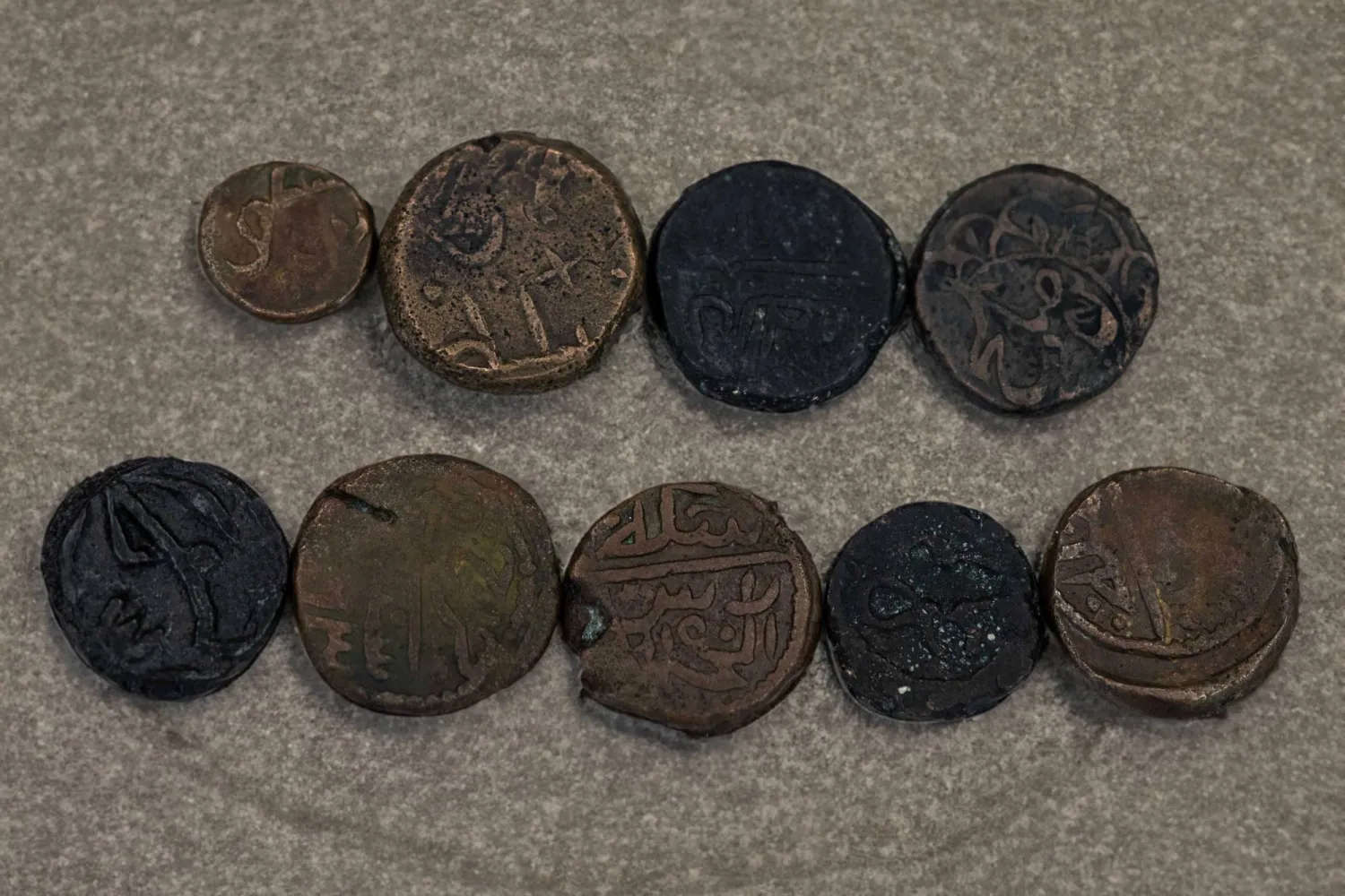 جانب من النقود التاريخية التي عرضتها هيئة الشارقة للآثار (الشرق الأوسط)