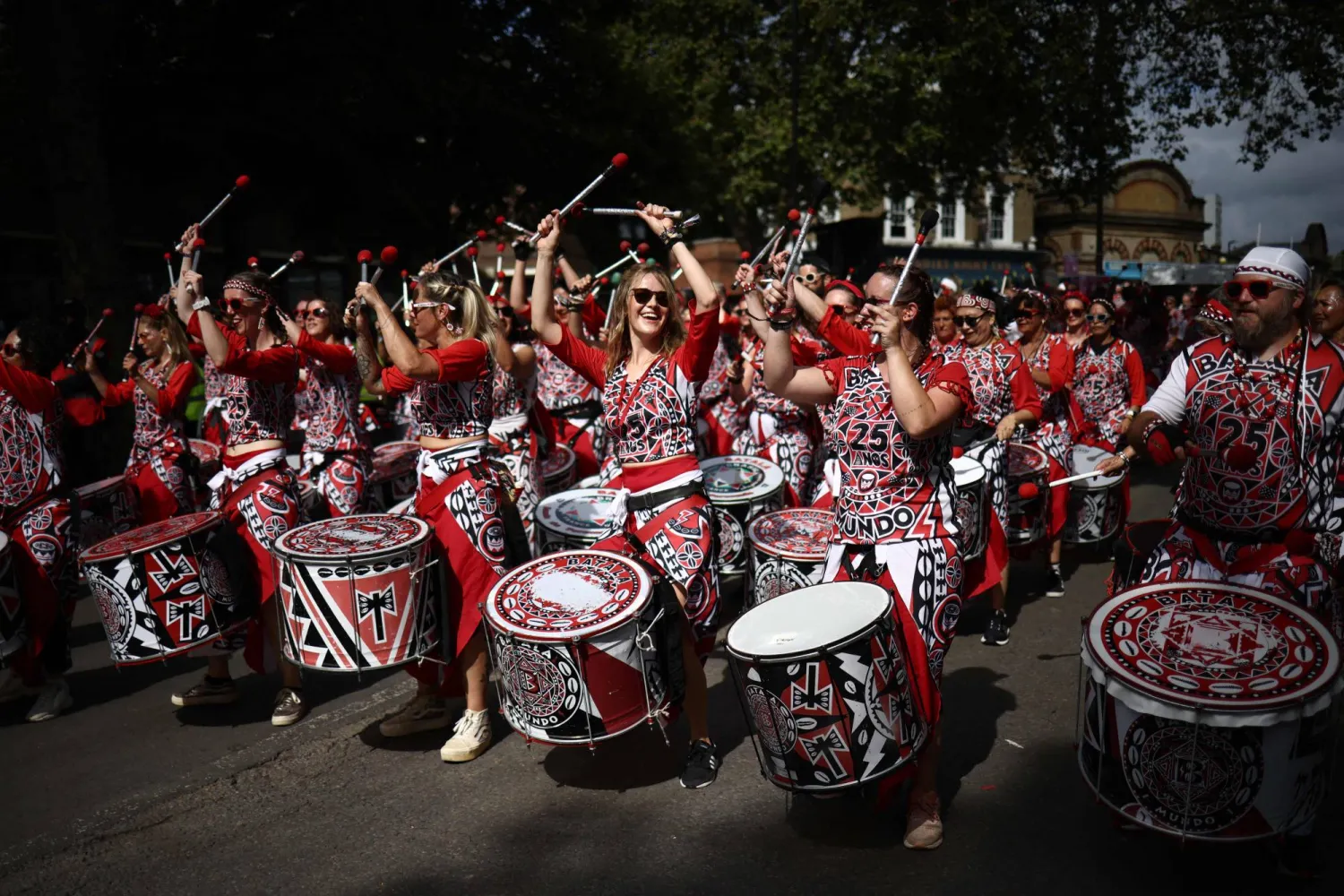 من الفرق المشاركة في الكرنفال (أ.ف.ب)