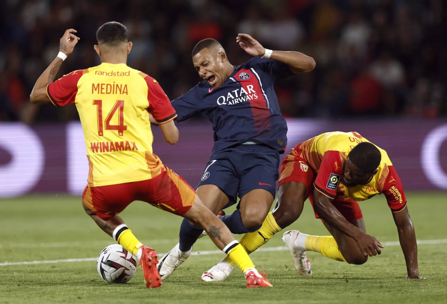 أحرز مبابي هدفين في شباك لنس بعد مشاركته أساسياً لأول مرة (رويترز)