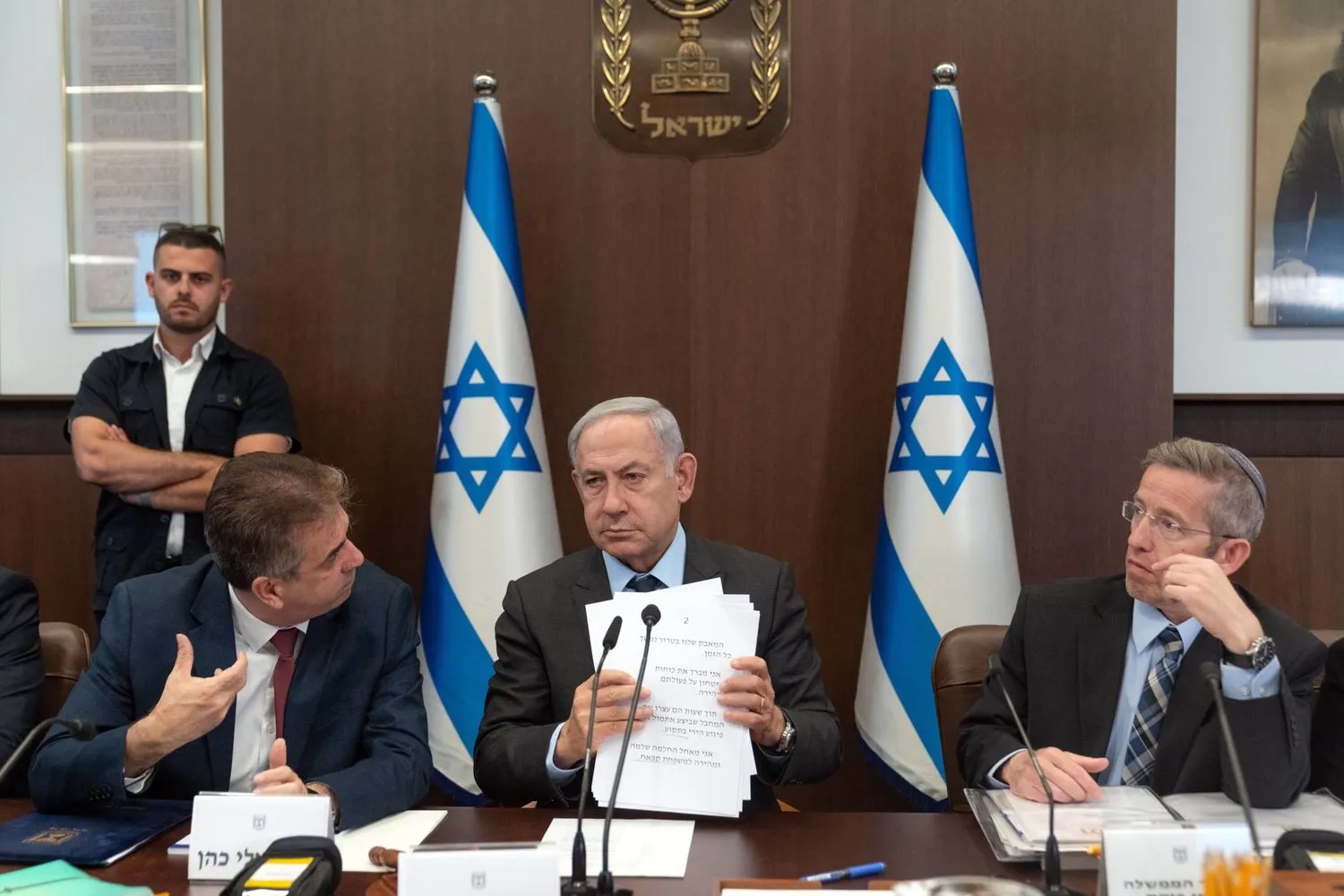 Netanyahu ve Dışişleri Bakanı Eli Cohen (solda) Temmuz ayında yapılan bir toplantıda (EPA)