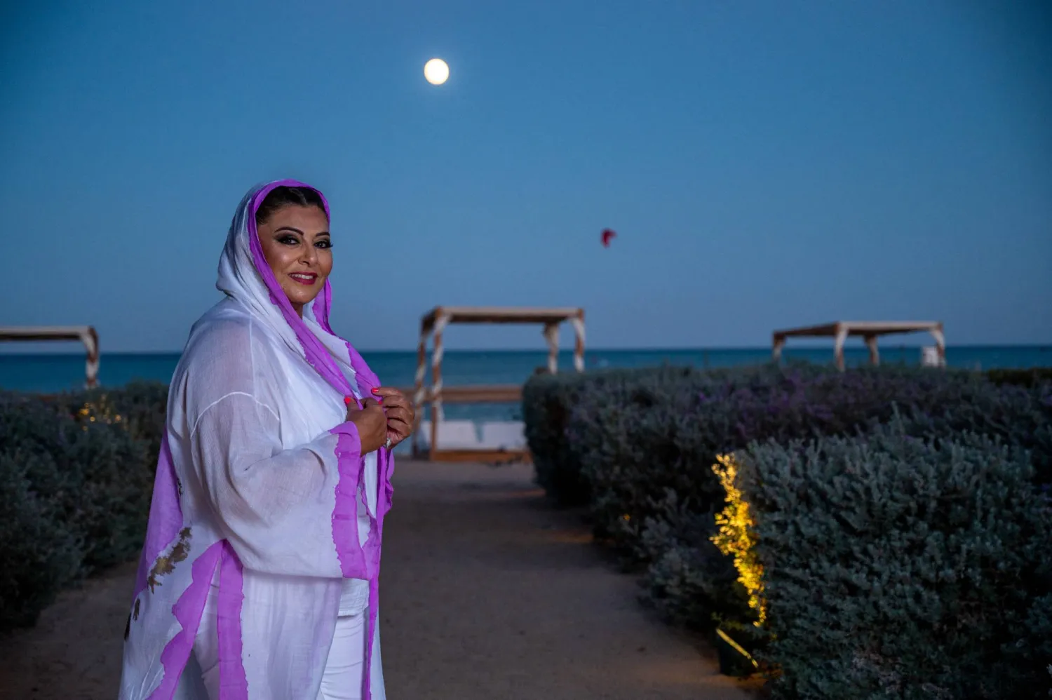 الممثلة المصرية هالة صدقي خلال جلسة تصوير خلال الدورة الخامسة لمهرجان الجونة السينمائي في منتجع الجونة على البحر الأحمر بمصر في 19 أكتوبر 2021 (أ.ف.ب)