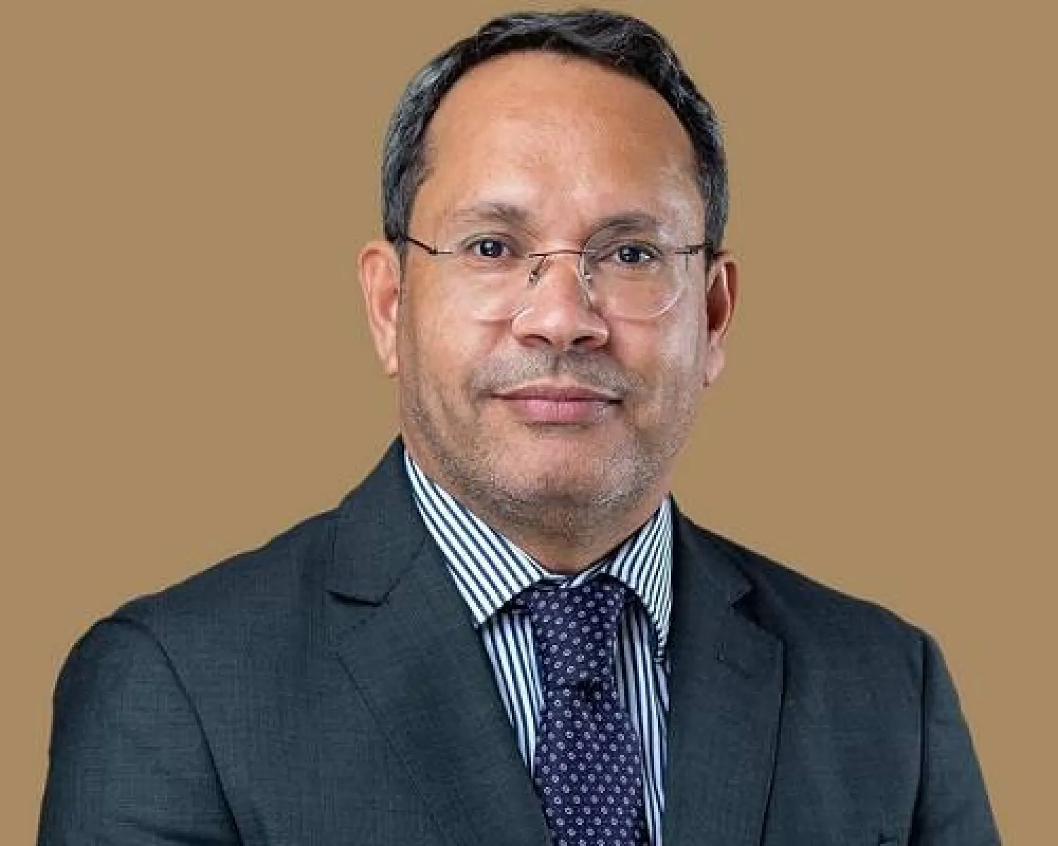 وزير الدولة لشؤون رئيس حكومة «الوحدة الوطنية» عادل جمعة (أرشيفية)