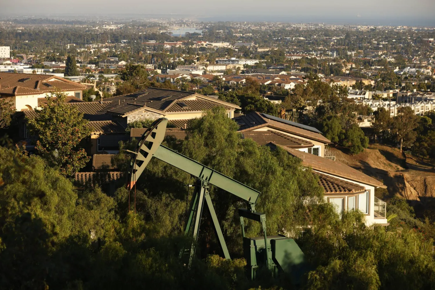 حفارة نفط تعمل وسط تجمع سكاني في سيغنال هيل بكاليفورنيا (إ.ب.أ)