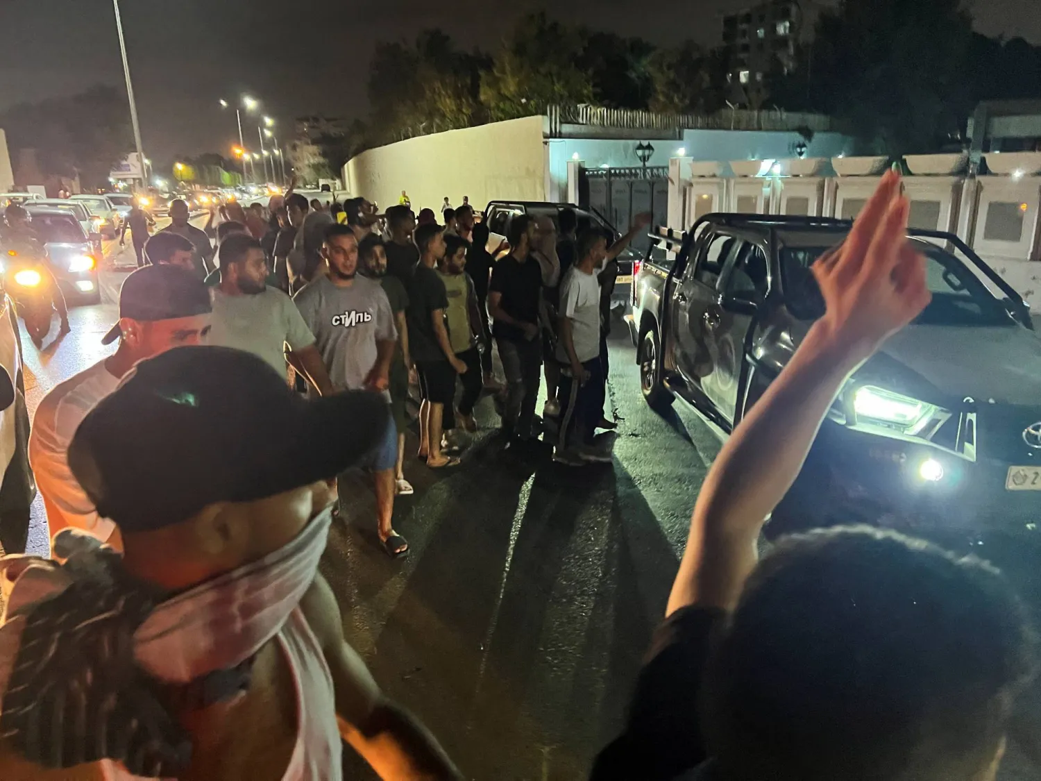 ليبيون يتظاهرون وسط العاصمة رفضاً للقاء المنقوش وكوهين (رويترز)