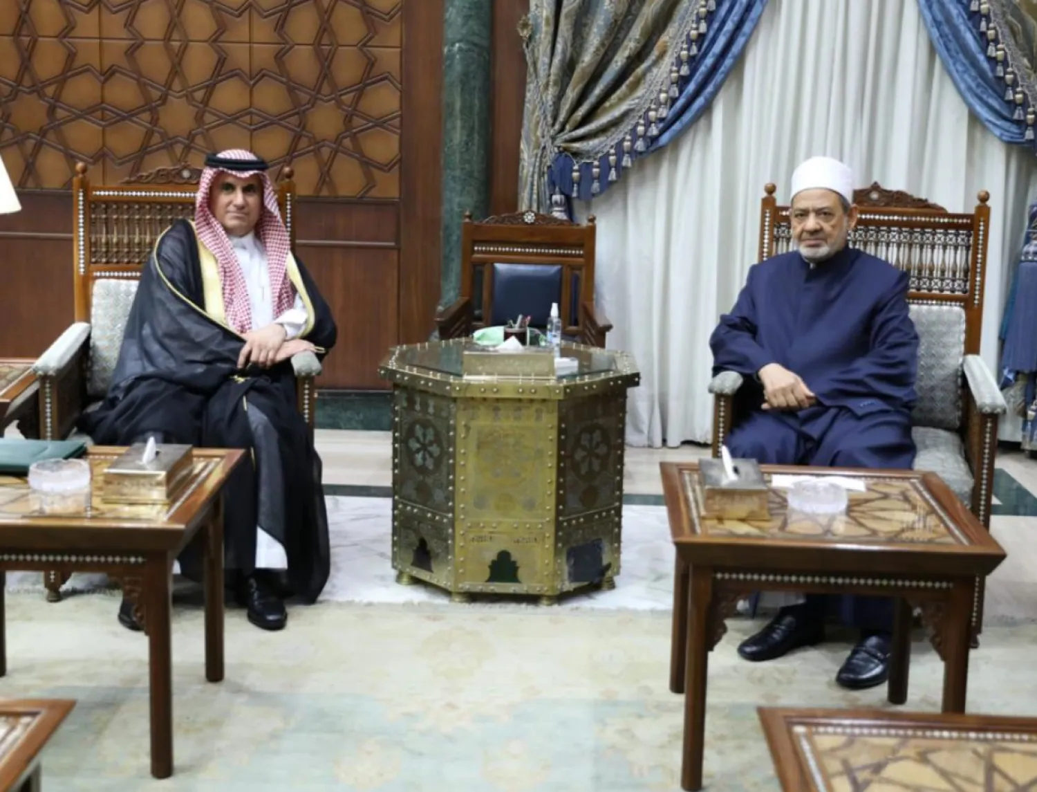 الدكتور أحمد الطيب خلال استقبال السفير عبد العزيز المطر في مشيخة الأزهر (المركز الإعلامي للأزهر)