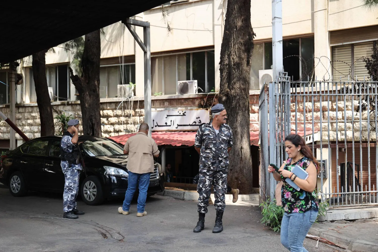 رجل أمن أمام قصر العدل في بيروت حيث كان يفترض حضور رياض سلامة (أ.ف.ب)