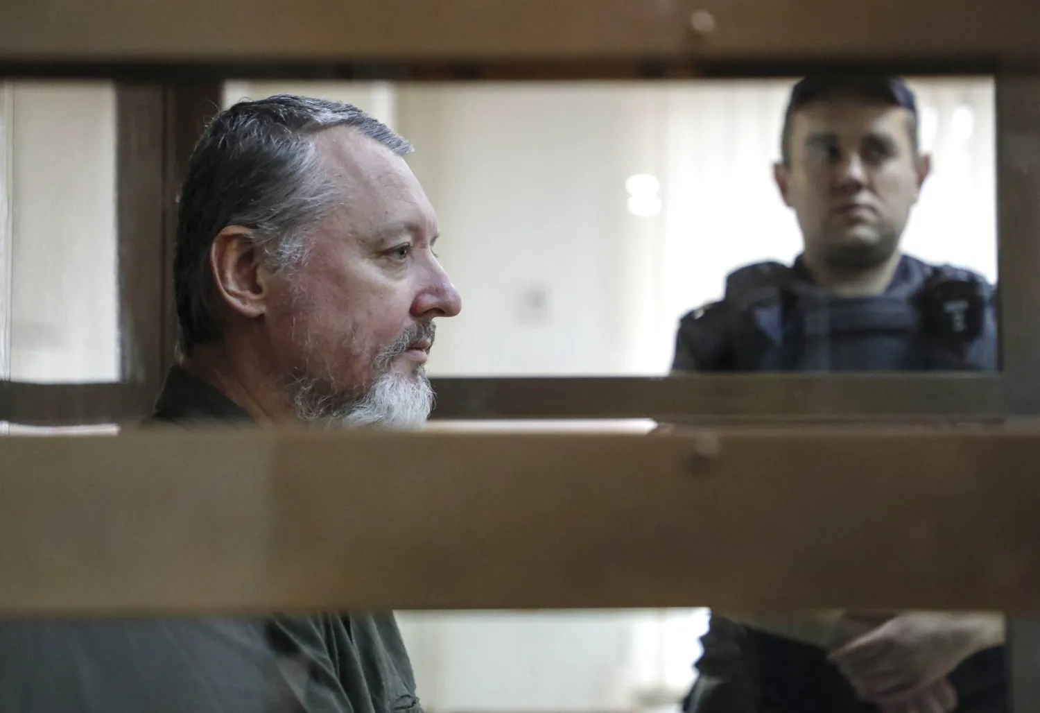 المدوّن القومي الروسي إيغور غيركين أثناء حضوره جلسة محاكمته في موسكو بروسيا 29 أغسطس 2023 (إ.ب.أ)