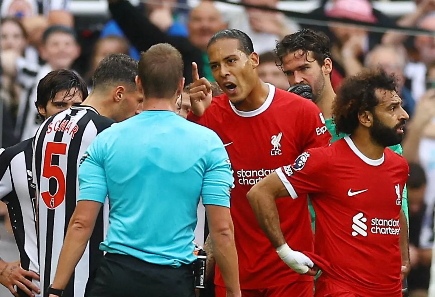 فان دايك خلال اعتراضه على قرار الحكم بروكس (رويترز)