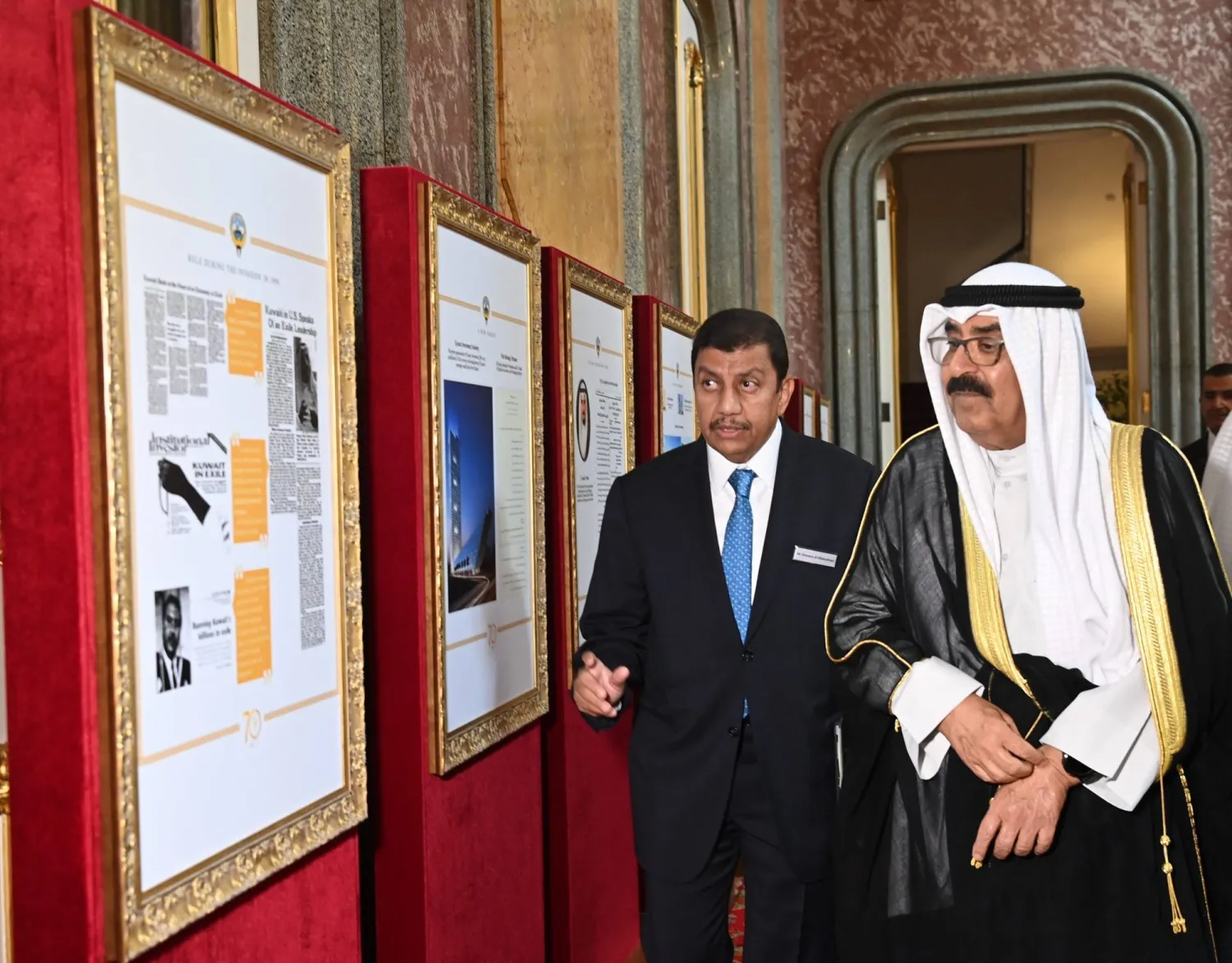 ولي العهد الكويتي الشيخ مشعل الأحمد الجابر الصباح يستمع لشرح ويشاهد صوراً تاريخية عن مسيرة الاستثمارات الكويتية بمناسبة مرور 70 عاماً على تأسيس مكتب الاستثمار الكويتي في لندن. (كونا)