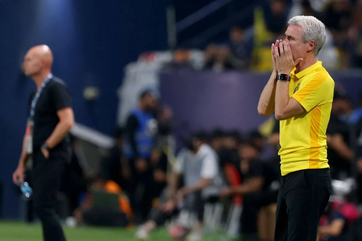 مدرب النصر يوجه لاعبيه خلال المباراة (أ.ف.ب)