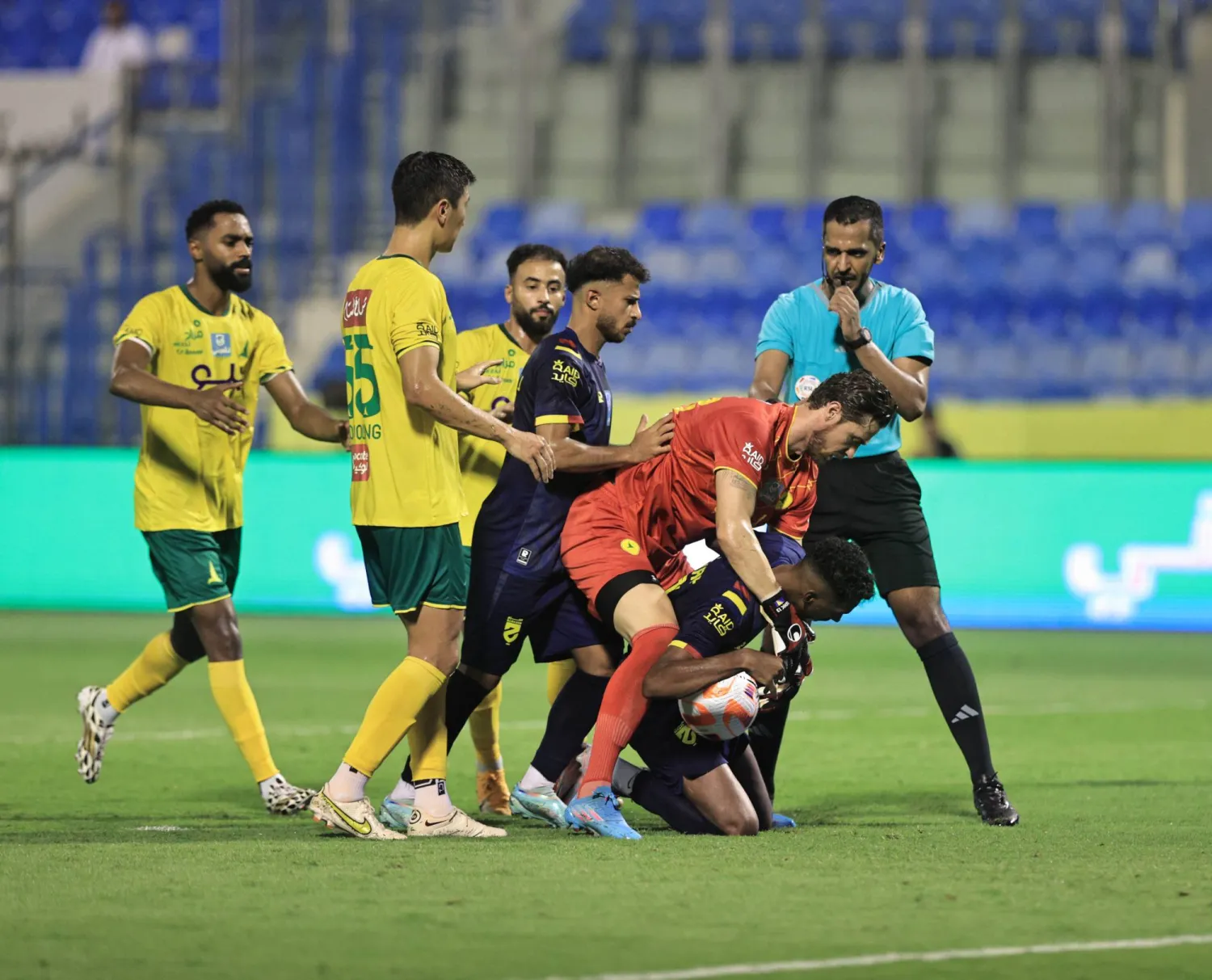 حارس «الخليج» يحاول انتزاع الكرة من لاعب «الحزم» بعد هدف التعادل (تصوير: عيسى الدبيسي)