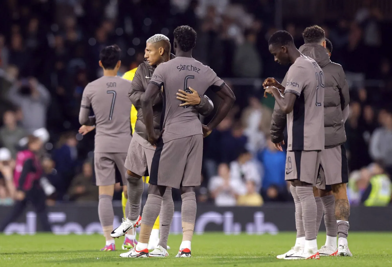 ريتشارليسون يواسي زملاءه اللاعبين بعد الخسارة (رويترز)