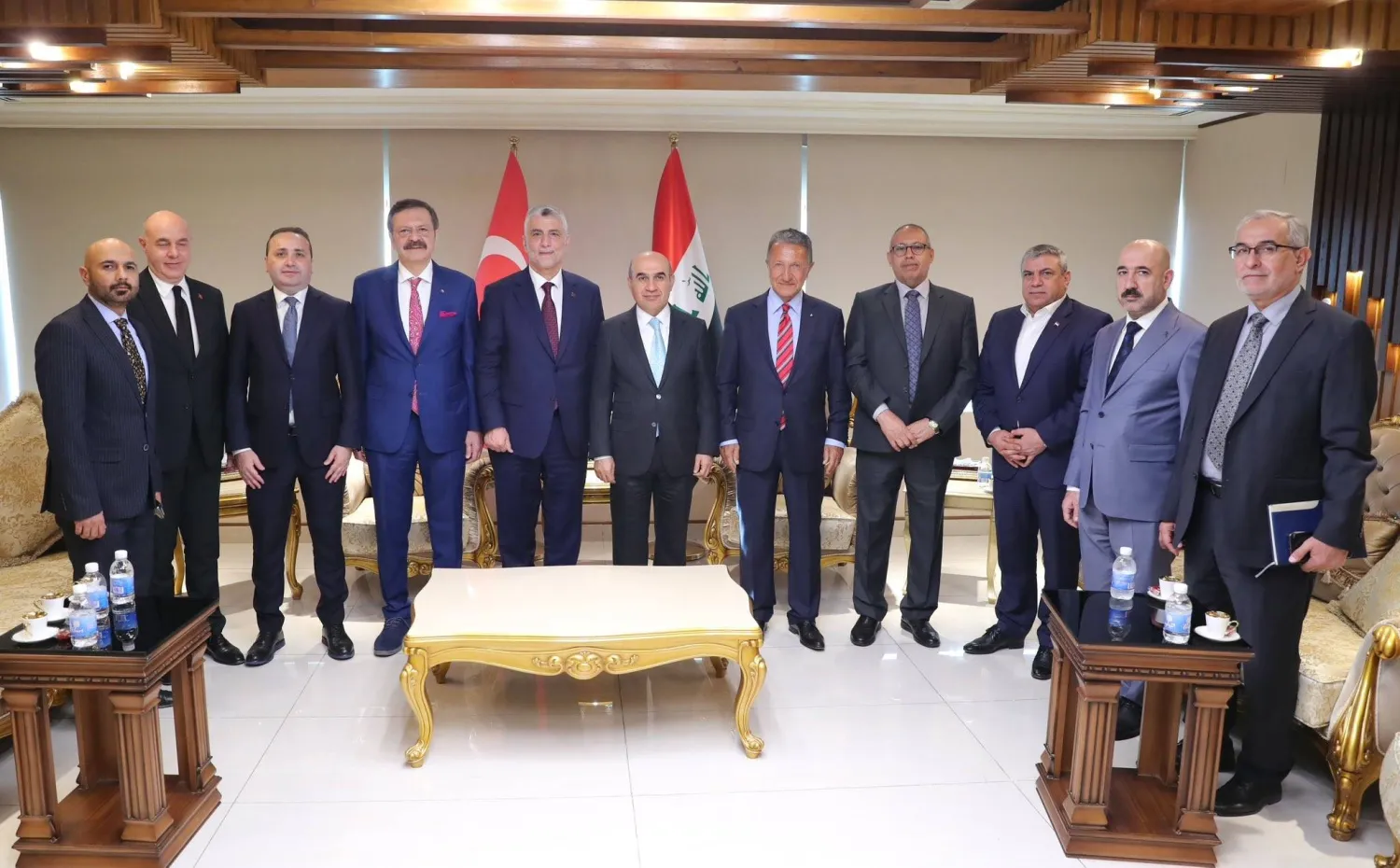 جانب من لقاء وزير التجارة التركي والوفد المرافق له مع وزير التعمير والأشغال العراقي في بغداد (حساب وزير التجارة التركي على «إكس»)