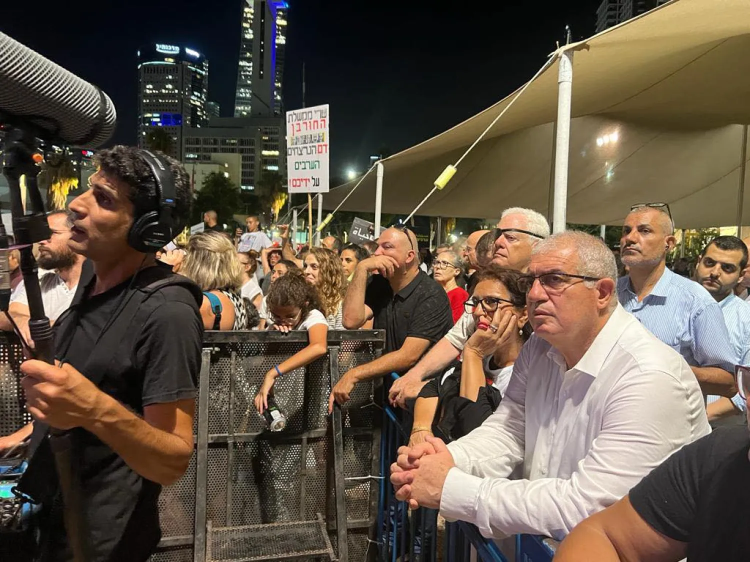 د. سهيل ذياب (يمين الصورة) خلال مظاهرة السلطات المحلية العربية (بلدية طمرة)