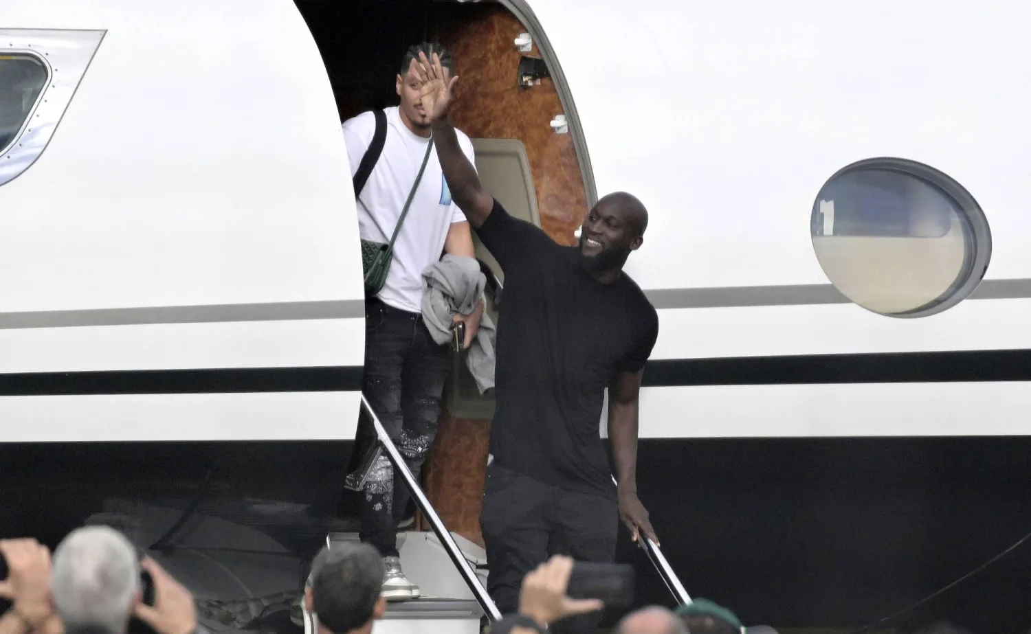 لحظة وصول لوكاكو إلى روما (أ.ب)