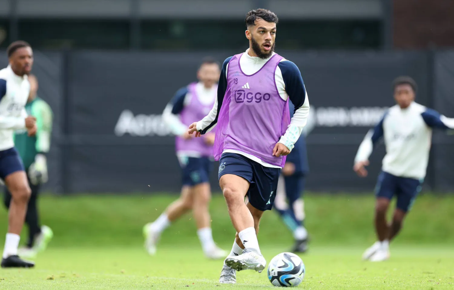 ميكوتادزه خلال مشاركته في التدريبات (نادي أياكس)