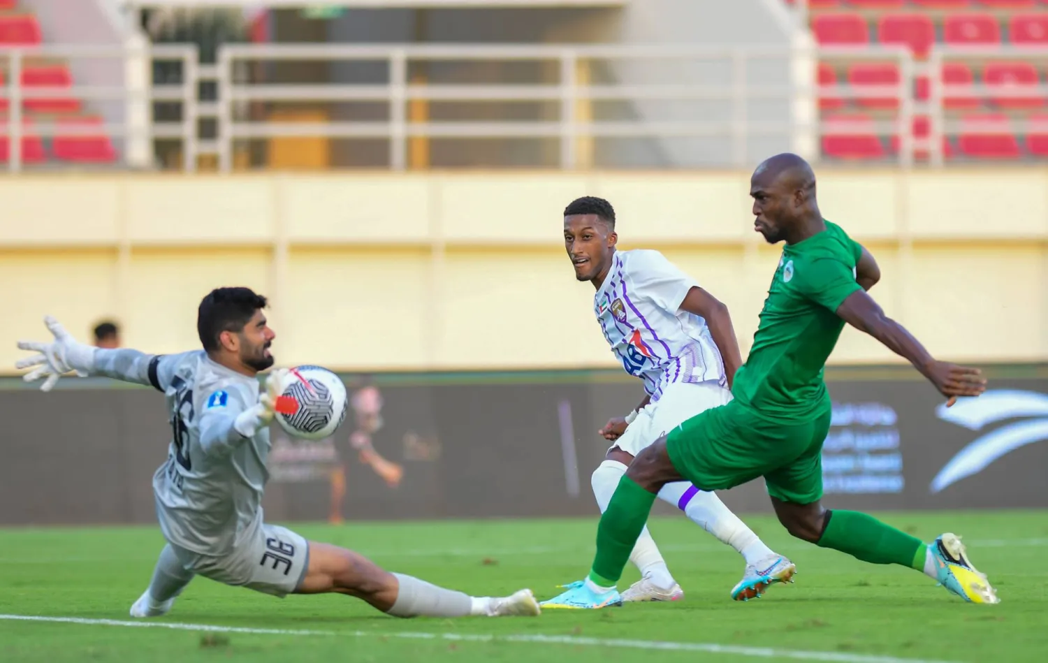 جانب من لقاء البطائح والعين في كأس رابطة المحترفين الإماراتي (نادي العين)