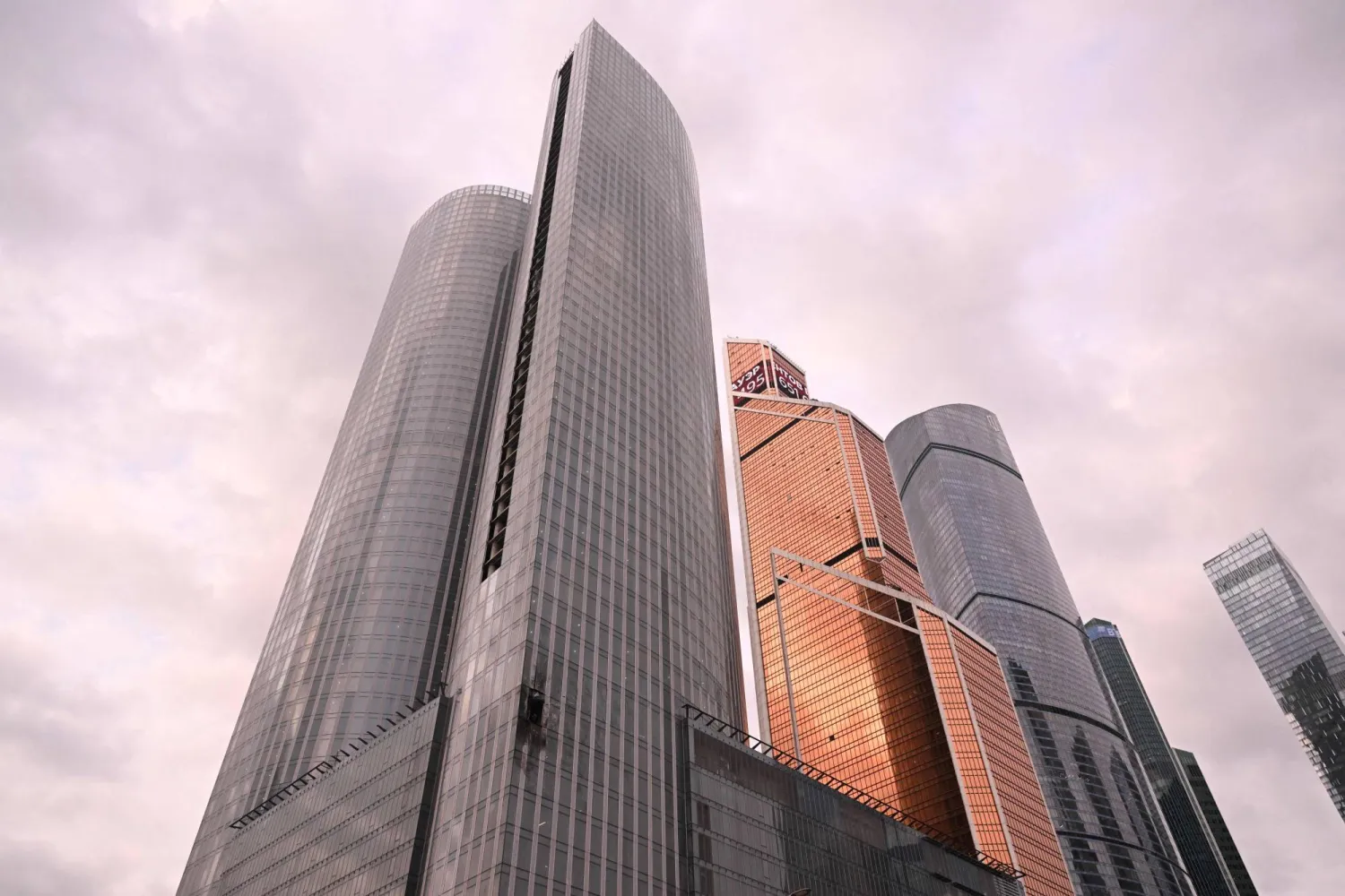 جانب من الأضرار جراء هجوم بمسيّرات أوكرانية في موسكو (أ.ف.ب)